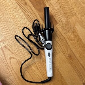 Kiss InstaWave Hair Curler in White and Gray